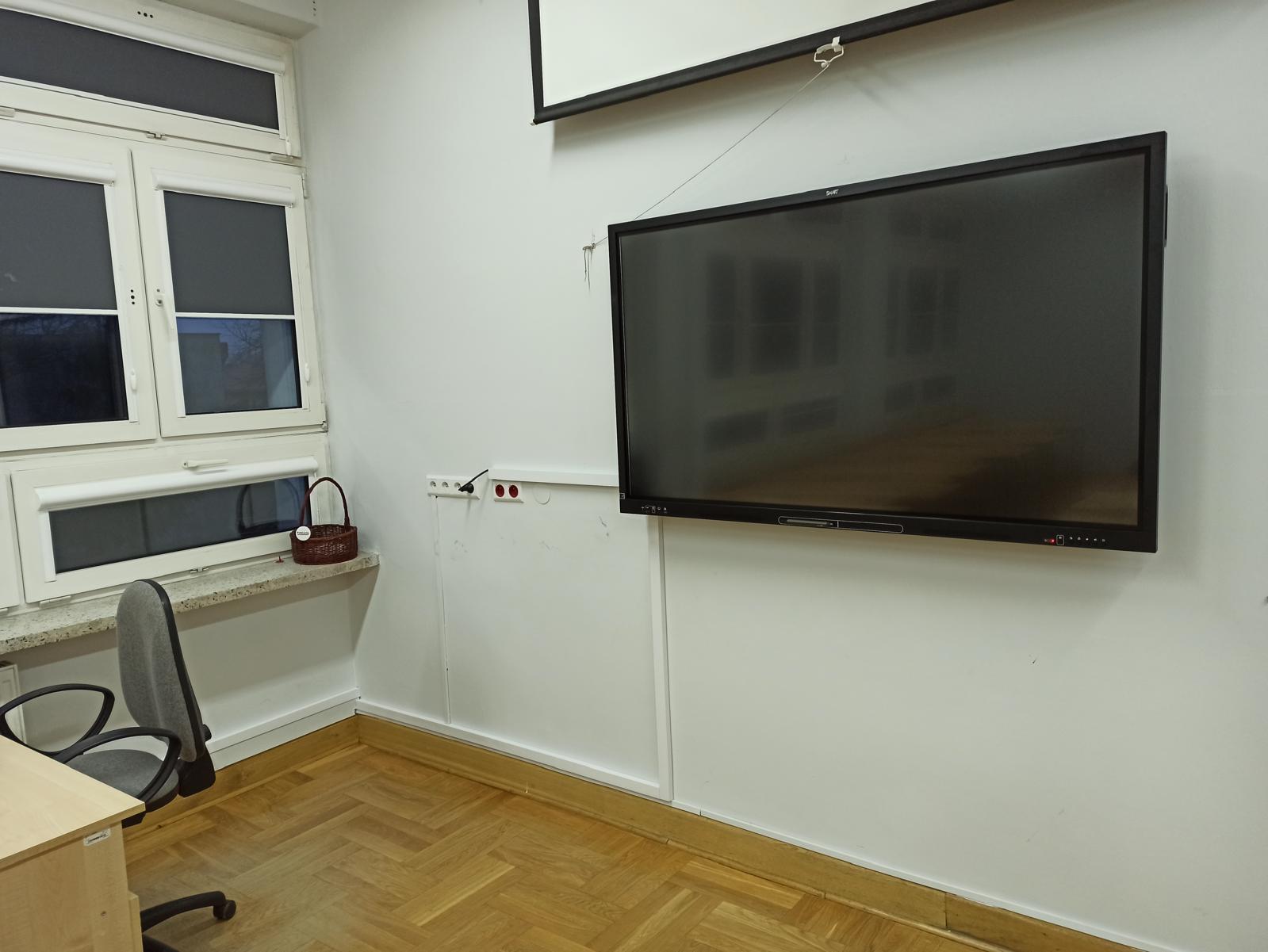 Instalacja monitora interaktywnego w sali edukacyjnej – Kraków