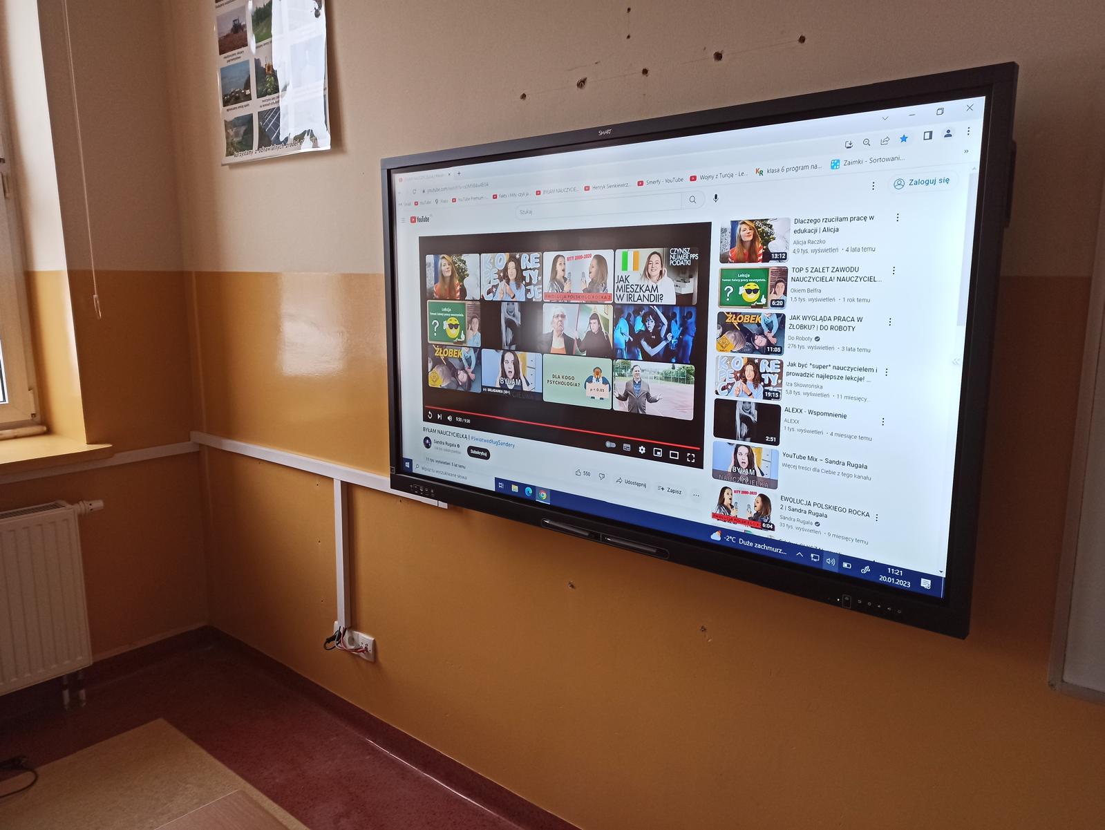 Nowoczesna przestrzeń edukacyjna z monitorem interaktywnym
