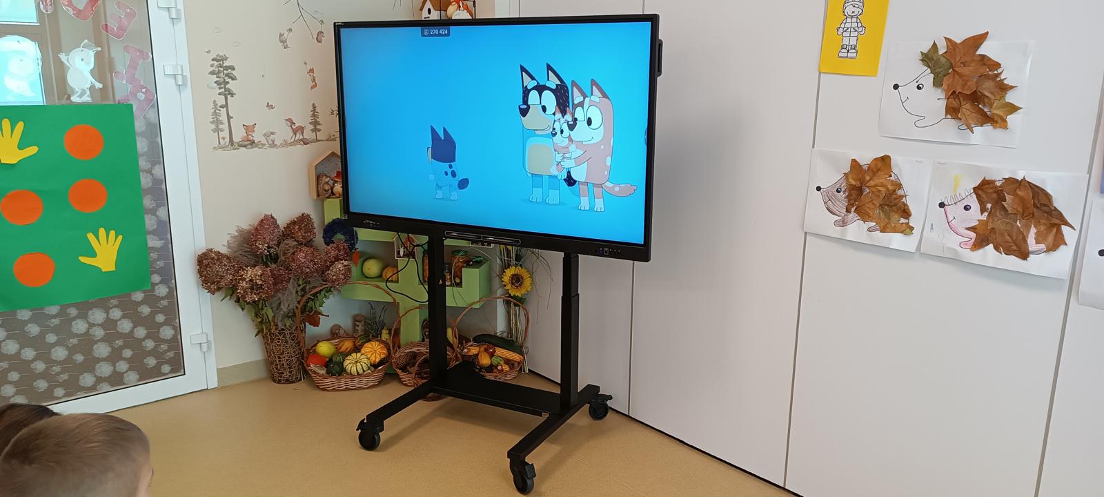 Nowoczesna przestrzeń edukacyjna z monitorem interaktywnym