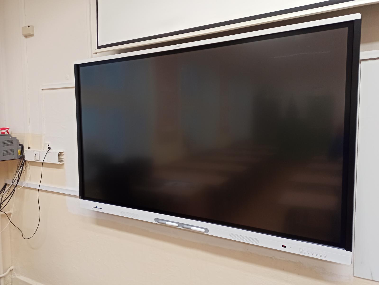 Nowoczesna przestrzeń edukacyjna z monitorem interaktywnym