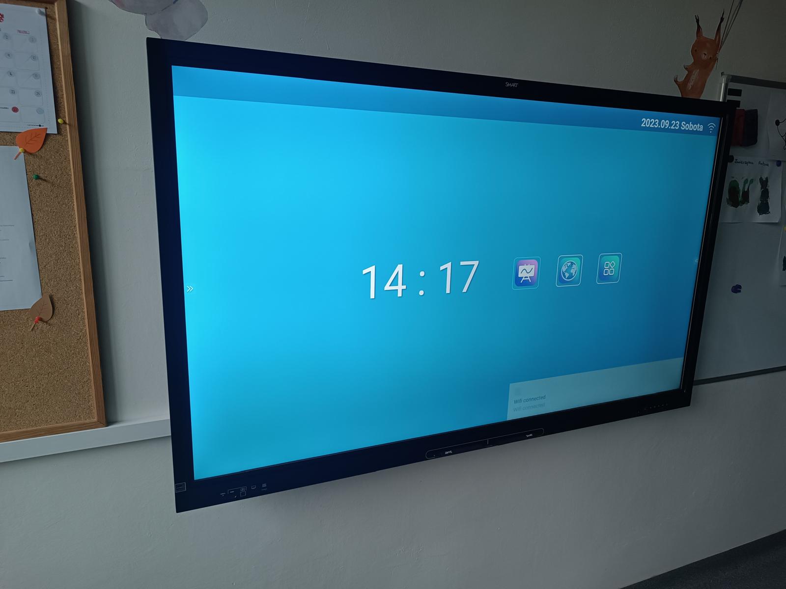 Nowoczesna przestrzeń edukacyjna z monitorem interaktywnym