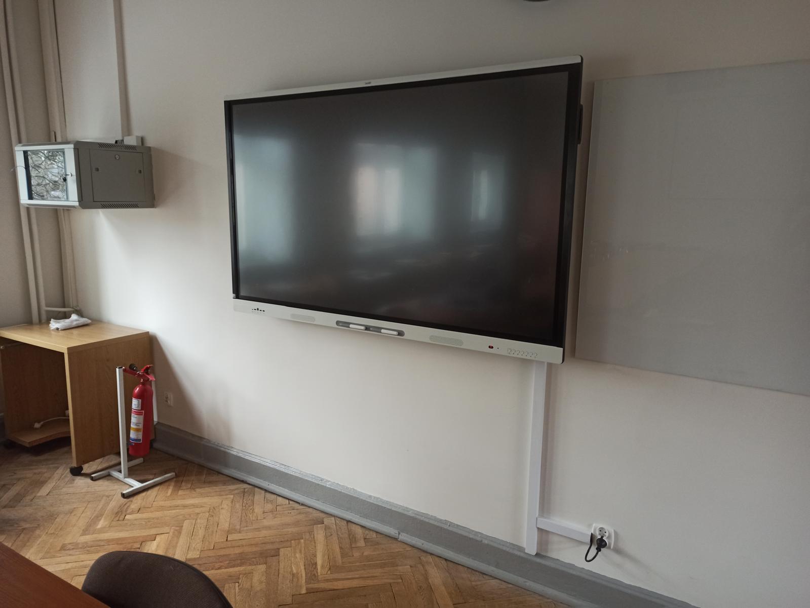 Monitor interaktywny na ścianie w sali Zespołu Szkół w Łodzi