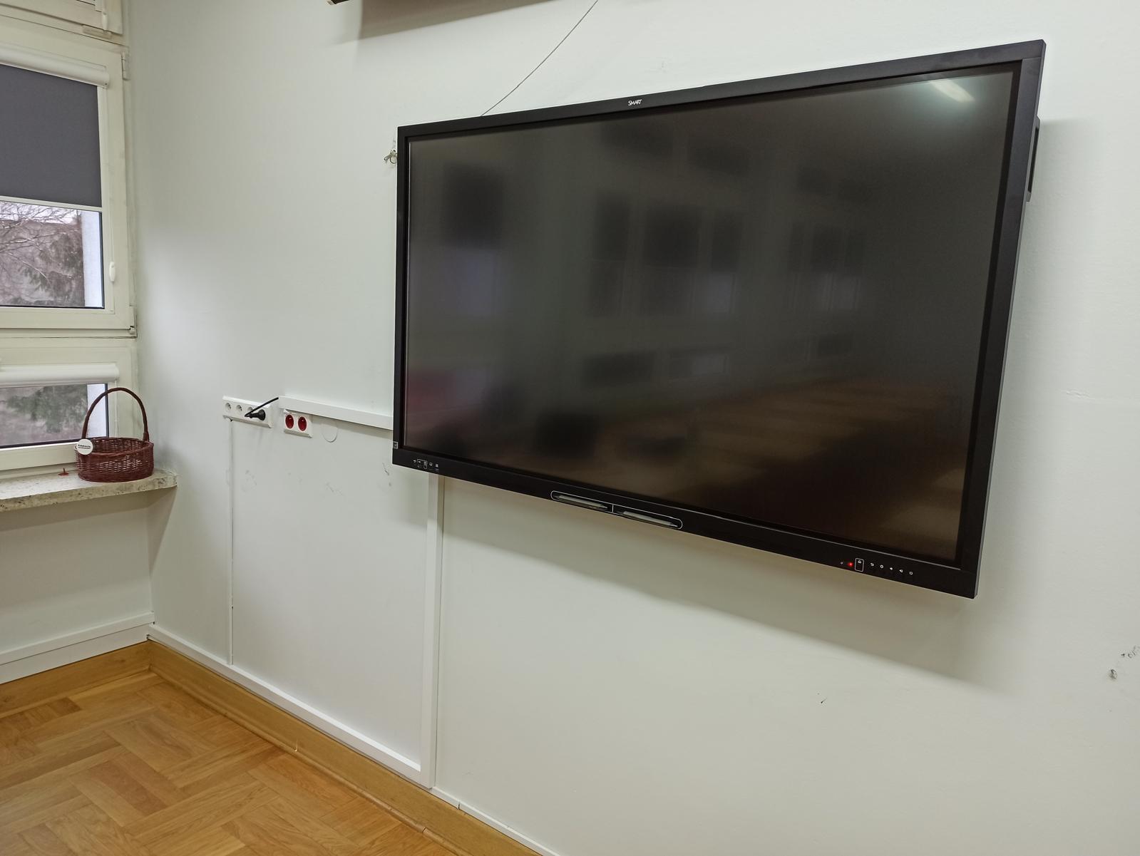 Instalacja monitora interaktywnego w sali edukacyjnej – Łódź